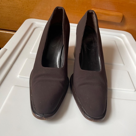 Gorgeous Italian dark brown leather lined block heel pumps - Picture 3 of 10